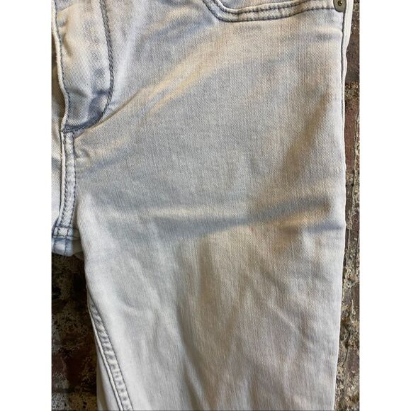 Abercrombie & Fitch • Light Wash High Waisted Skinny Jean • Size 2 \ w26 - Picture 2 of 10